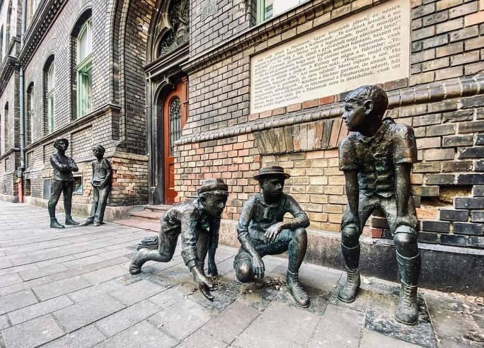 Sculpture of the Boys of the Pál Street