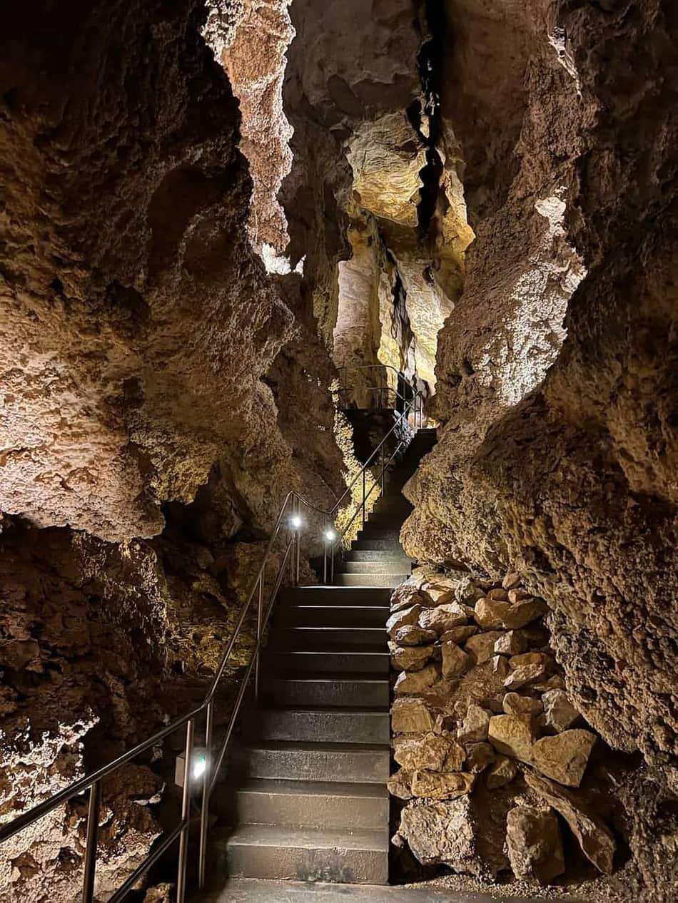 Szemlő-hegyi Cave