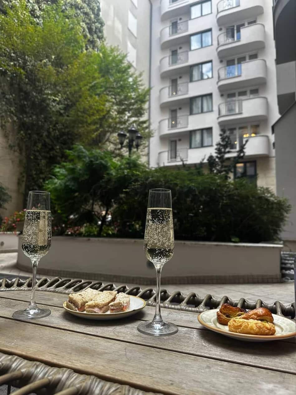 Queen's Court Hotel & Residence