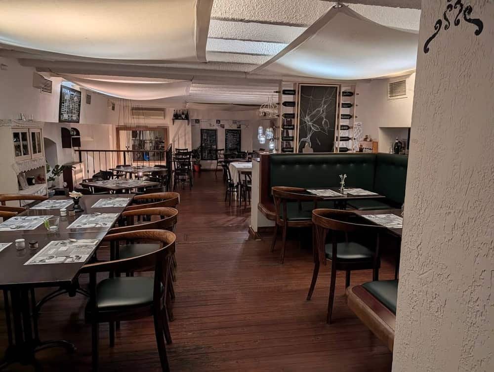 Stelázsi Kávézó, Étterem és Borbár